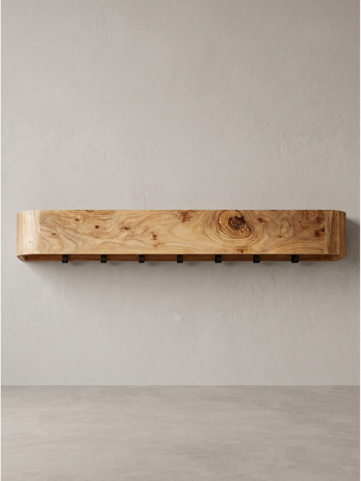 Seitenansicht des Garderobenpaneels aus hellem Akazienholz zeigt die abgerundete Form und die Hakentiefe an der Wand_
