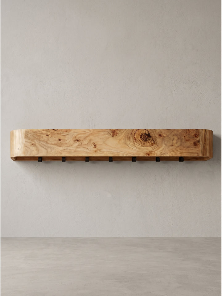 Seitenansicht des Garderobenpaneels aus hellem Akazienholz zeigt die abgerundete Form und die Hakentiefe an der Wand_