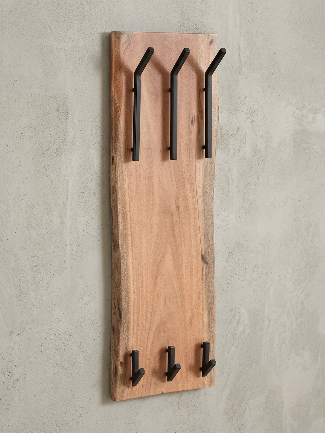 Frontansicht der Design Wandgarderobe aus massivem Akazienholz, 100 x 35,5 cm, mit sechs schwarzen Metallhaken in zwei Reihen, auf weißem Hintergrund freigestellt._