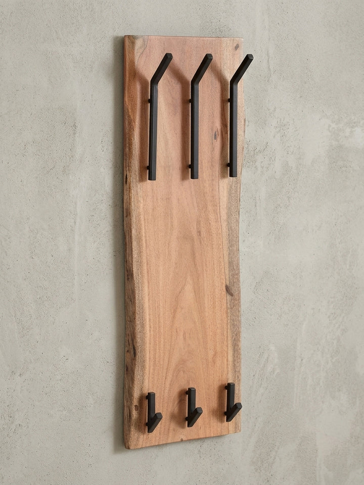 Frontansicht der Design Wandgarderobe aus massivem Akazienholz, 100 x 35,5 cm, mit sechs schwarzen Metallhaken in zwei Reihen, auf weißem Hintergrund freigestellt._