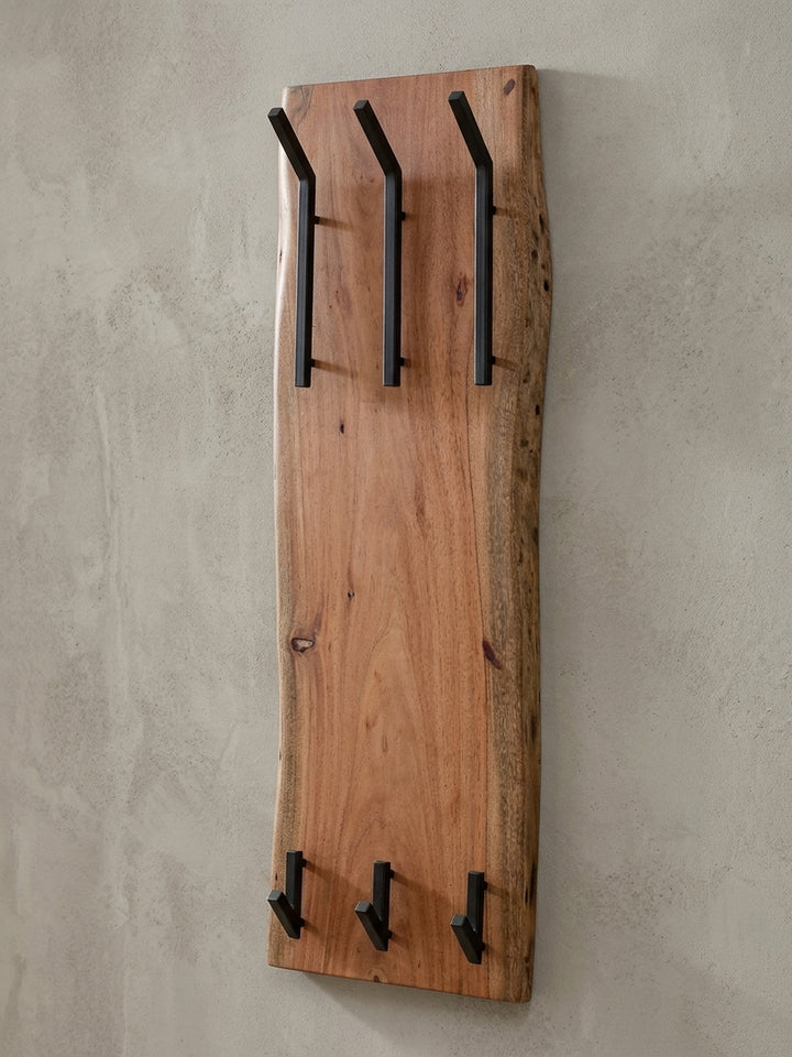 Schräge 3/4-Ansicht der Hakenleiste aus Holz, die die natürliche Baumkante und die Tiefe der modernen, zweireihigen Hakenanordnung für Jacken und Taschen hervorhebt._