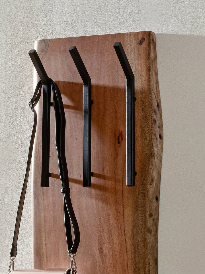 Nahaufnahme der unteren drei Haken der Wandgarderobe, ideal für Schlüssel und Accessoires, und die feine Verarbeitung des pulverbeschichteten Eisens auf dem Akazienholz._