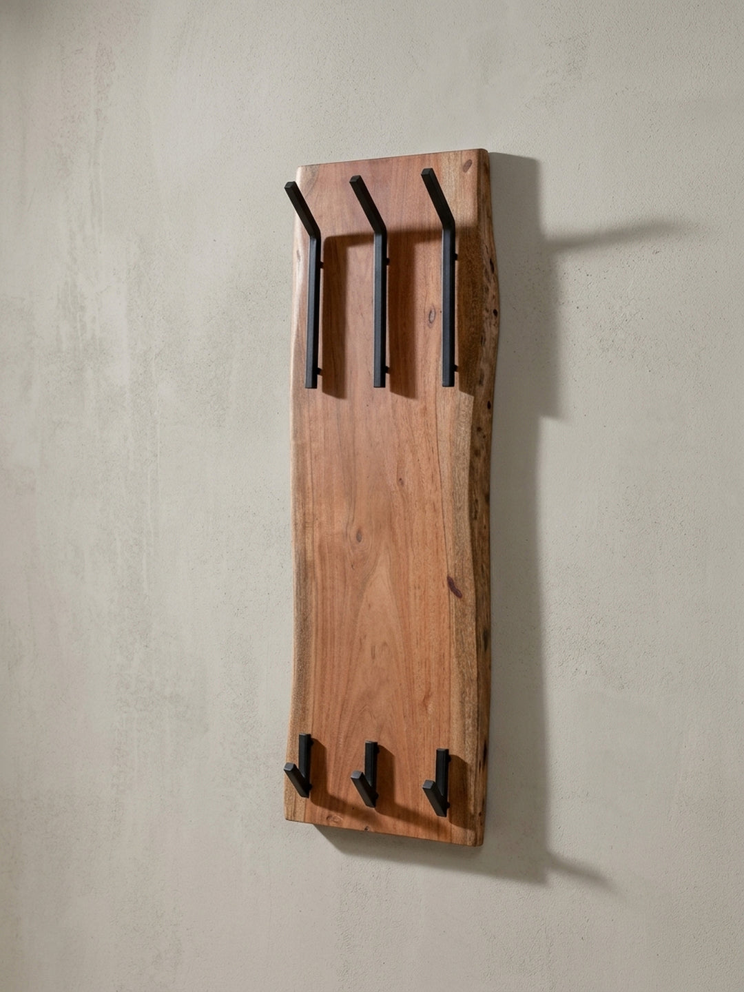 Seitenansicht der Flurgarderobe, die die Materialstärke von 2,5 cm des massiven Akazienholzes und die 11 cm Tiefe der abstehenden Metallhaken deutlich zeigt._