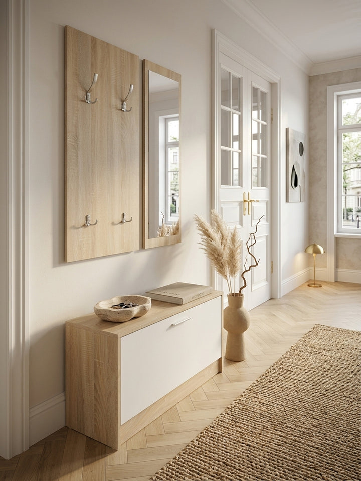 Draufsicht auf eine kompakte Garderobe aus hellem Holz im Flur. Die smarte Aufteilung zeigt den platzsparenden Schuhkipper und die Wandpaneele mit Kleiderhaken für optimale Raumnutzung._