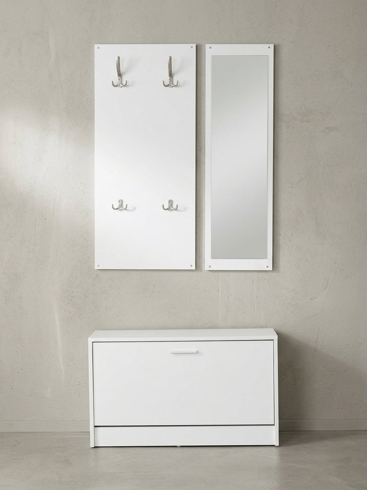 Frontalansicht der dreiteiligen Wand-Garderobe aus weißer Spanplatte mit Spiegel und schmalem Schuhkipper vor neutralem Hintergrund_