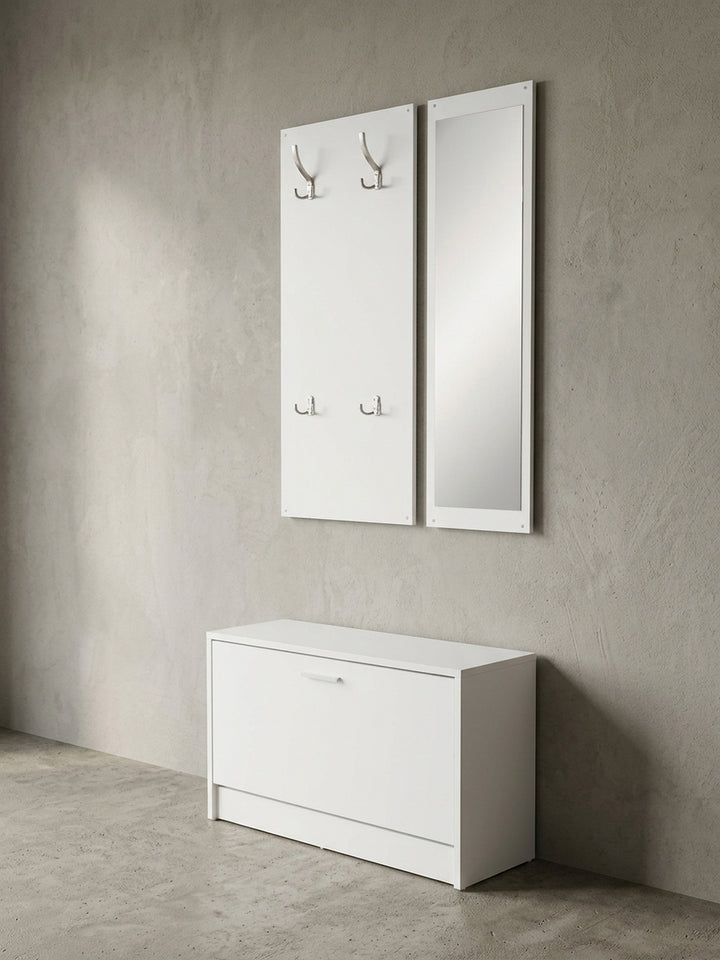 Halbseitige Darstellung der Flurgarderobe Salerno in reinem Weiß mit seitlich montiertem Wandspiegel und freistehendem kleinen Schuhregal_