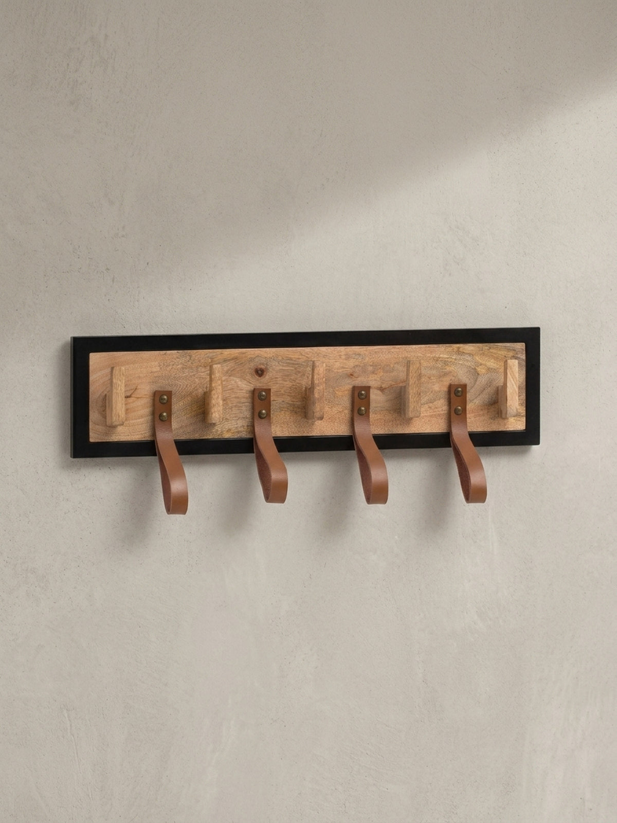Frontalansicht der 60 cm breiten Wandgarderobe mit fünf Holzhaken und vier Echtleder-Schlaufen vor weißem Hintergrund.