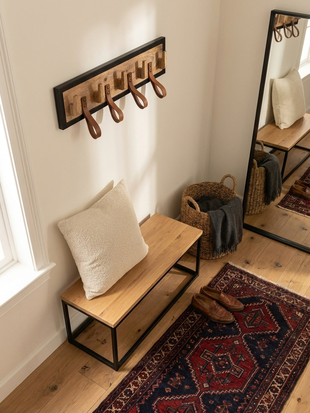 Von oben betrachtet, fügt sich die Hakenleiste mit Leder-Schlaufen harmonisch in einen minimalistischen Eingangsbereich mit Teppichläufer ein._