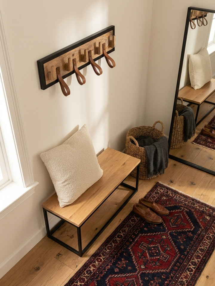 Von oben betrachtet, fügt sich die Hakenleiste mit Leder-Schlaufen harmonisch in einen minimalistischen Eingangsbereich mit Teppichläufer ein._