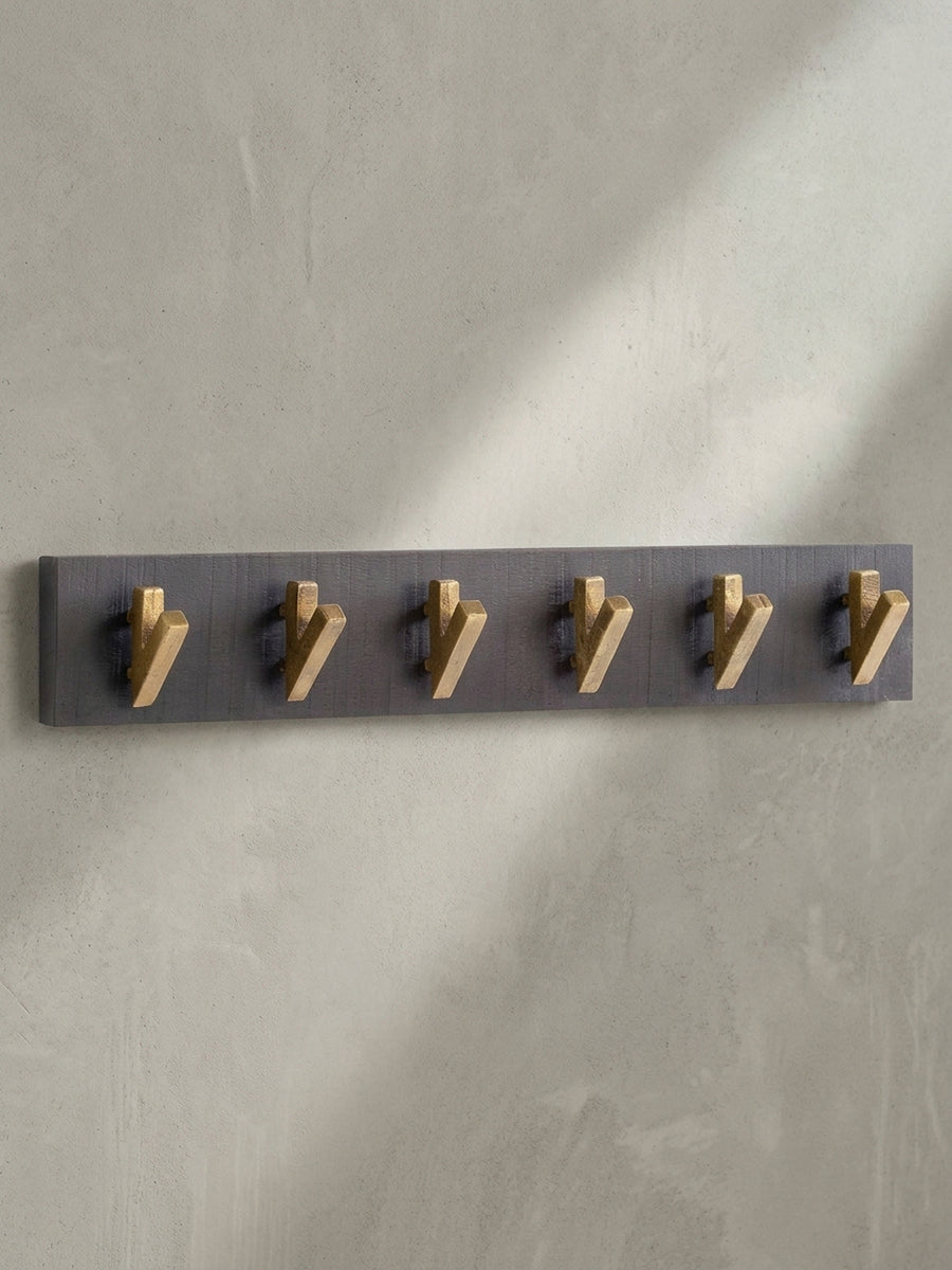 Gesamtüberblick der eleganten Hakenleiste aus schwarzem Holz und Metall, ideal für einen modernen und aufgeräumten Eingang._