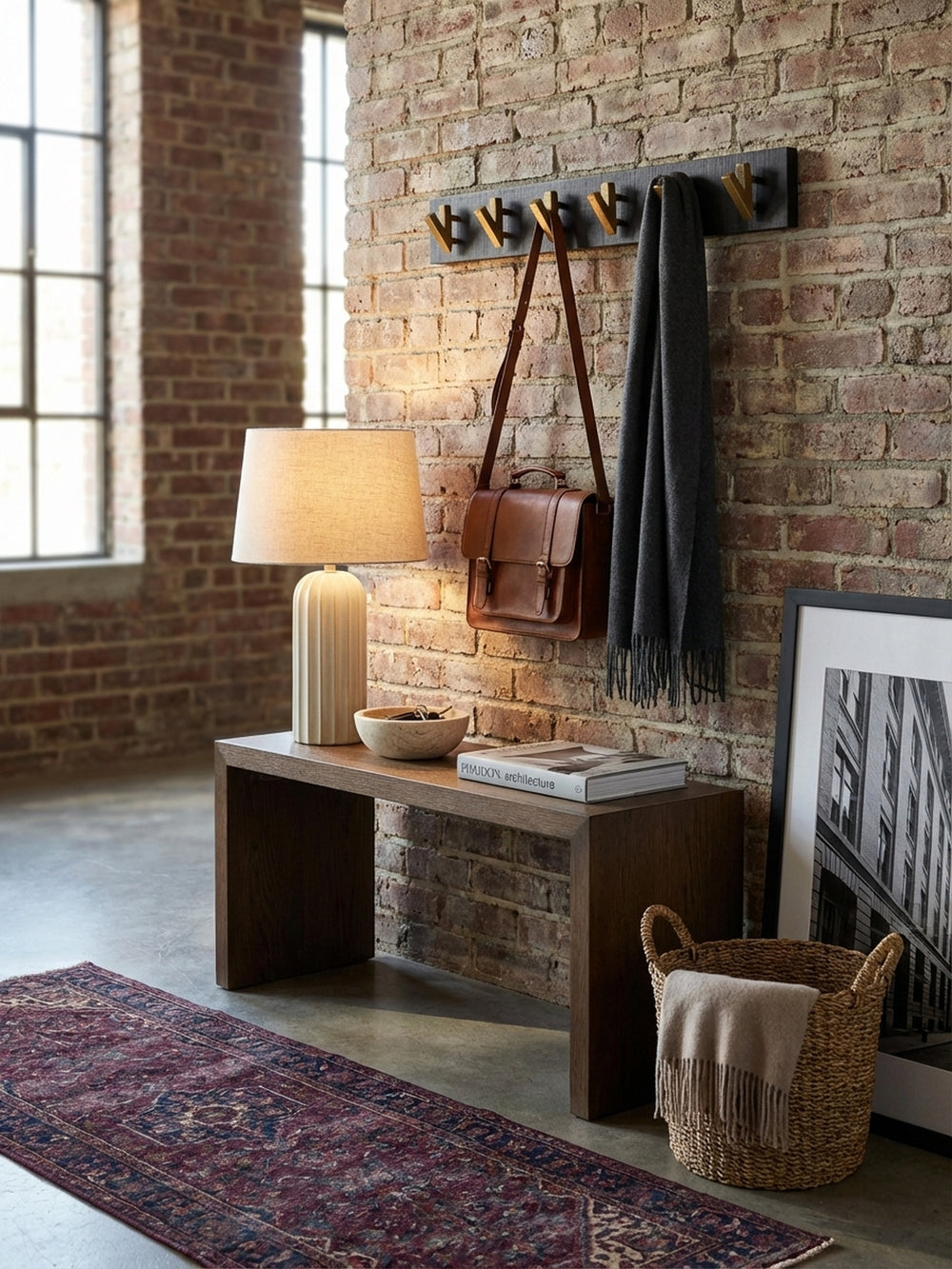 Nahaufnahme der Garderobenleiste, an deren goldenem Haken ein Schlüsselbund und eine Ledertasche hängen, für einen stilvollen Empfang._