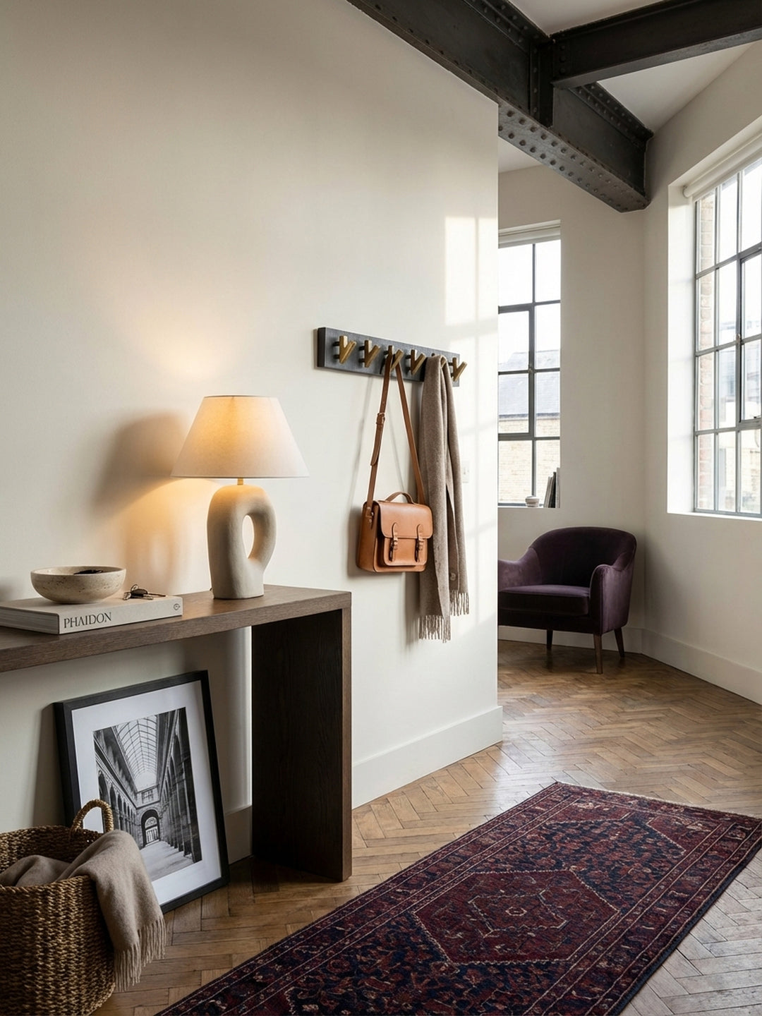 Die Wandgarderobe in Schwarz und Gold kombiniert mit einem Spiegel und einer Konsole als komplettes Garderoben-Set für den Flur._