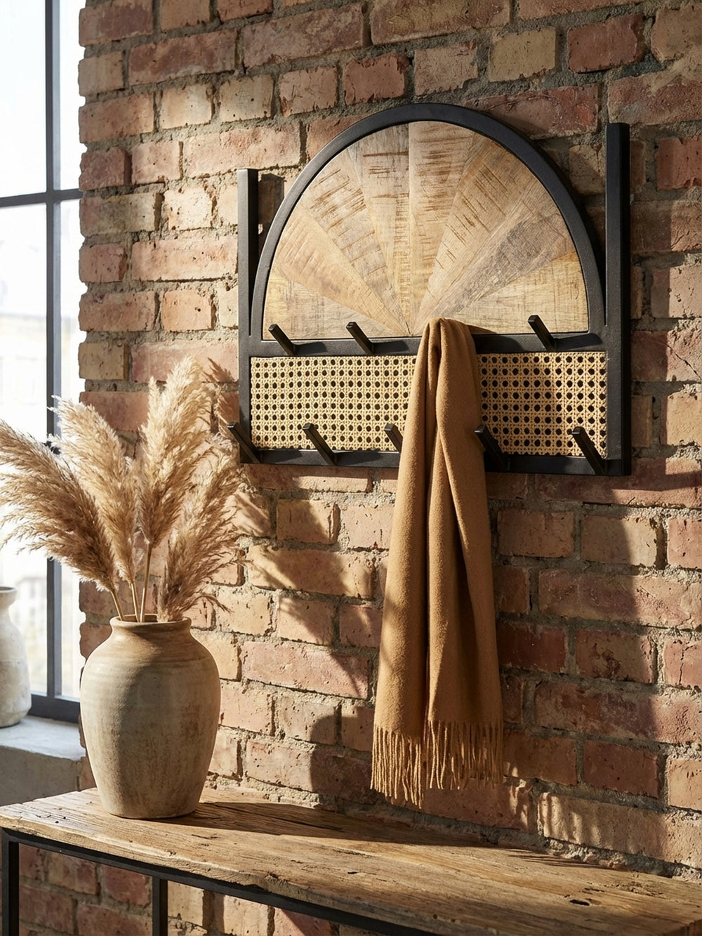 Nahaufnahme der detailreichen Textur von massivem Mangoholz und dem handgefertigten Wiener Geflecht der Hakenleiste._