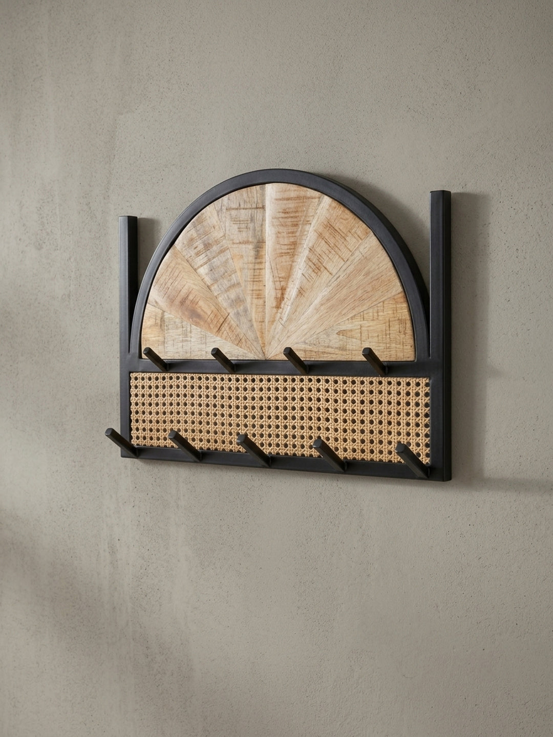 Seitenprofil der Design Garderobenleiste, das die schlanke Wandmontage und die Form der robusten Eisenhaken hervorhebt._