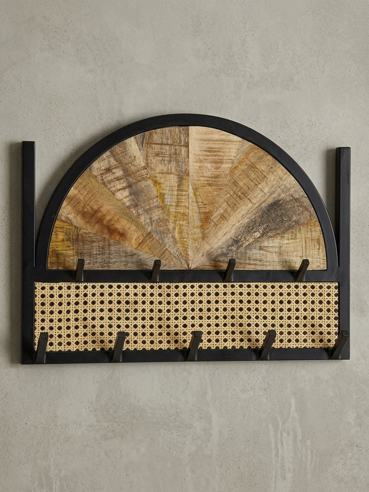 Frontansicht der Wandgarderobe 53x40 cm mit massivem Mangoholz, Rattan und neun schwarzen Metallhaken auf weißem Grund.
