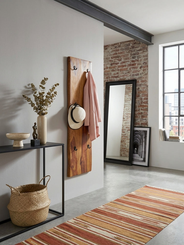 Die 140 cm hohe Wandgarderobe aus Holz von oben betrachtet, zeigt die Anordnung der Haken und ihre schlanke Silhouette von 40 cm Breite im Eingangsbereich._
