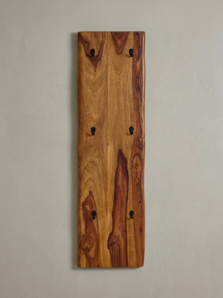 Gesamtansicht der Holzgarderobe, die die harmonische Verteilung der sechs Haken auf der 140 cm hohen Fläche aus Sheesham-Massivholz präsentiert._