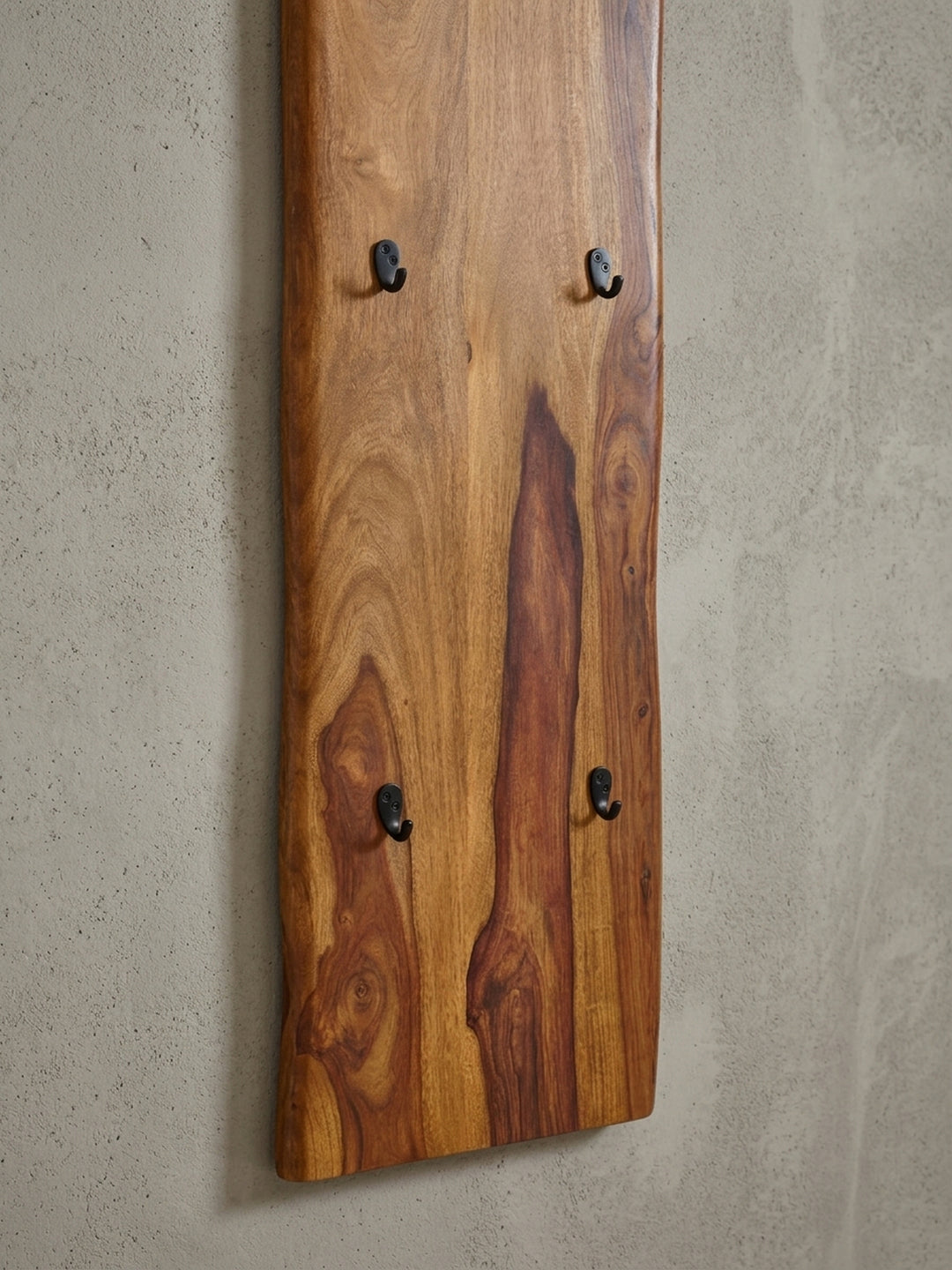 Detailansicht eines schwarzen Metallhakens auf der Massivholz-Wandgarderobe, zeigt die stabile Befestigung und die edle Kombination der Materialien._