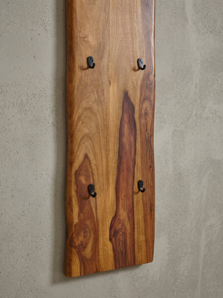 Detailansicht eines schwarzen Metallhakens auf der Massivholz-Wandgarderobe, zeigt die stabile Befestigung und die edle Kombination der Materialien._