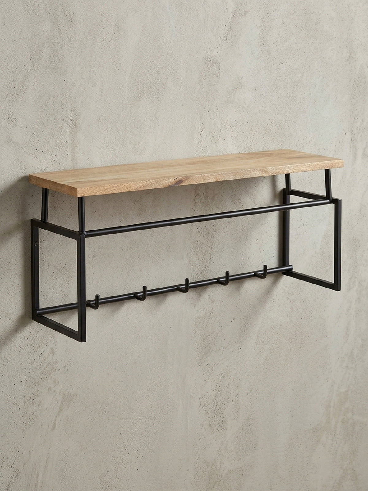 Schräge 3/4-Ansicht der Flurgarderobe, die die Tiefe von 20 cm und die stabile Konstruktion aus pulverbeschichtetem Eisen und Massivholz Mango zeigt.