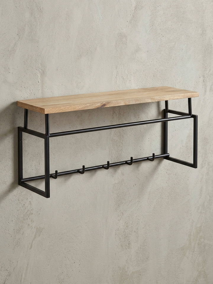 Schräge 3/4-Ansicht der Flurgarderobe, die die Tiefe von 20 cm und die stabile Konstruktion aus pulverbeschichtetem Eisen und Massivholz Mango zeigt._