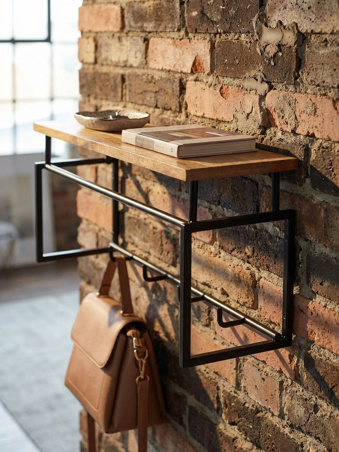 Nahaufnahme der feinen Maserung des Mango Massivholzes der Wandgarderobe, das mit Klarlack veredelt ist und die natürliche Schönheit des Materials hervorhebt._