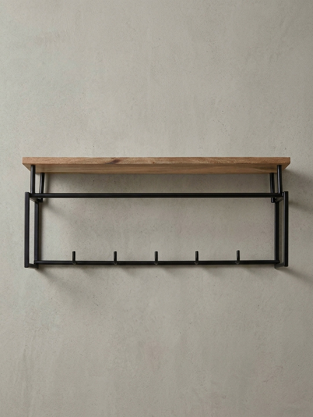 Frontansicht der Wandgarderobe mit Ablage und Hakenleiste aus Holz und Metall, freigestellt auf weißem Hintergrund, zeigt das klare, geometrische Design._