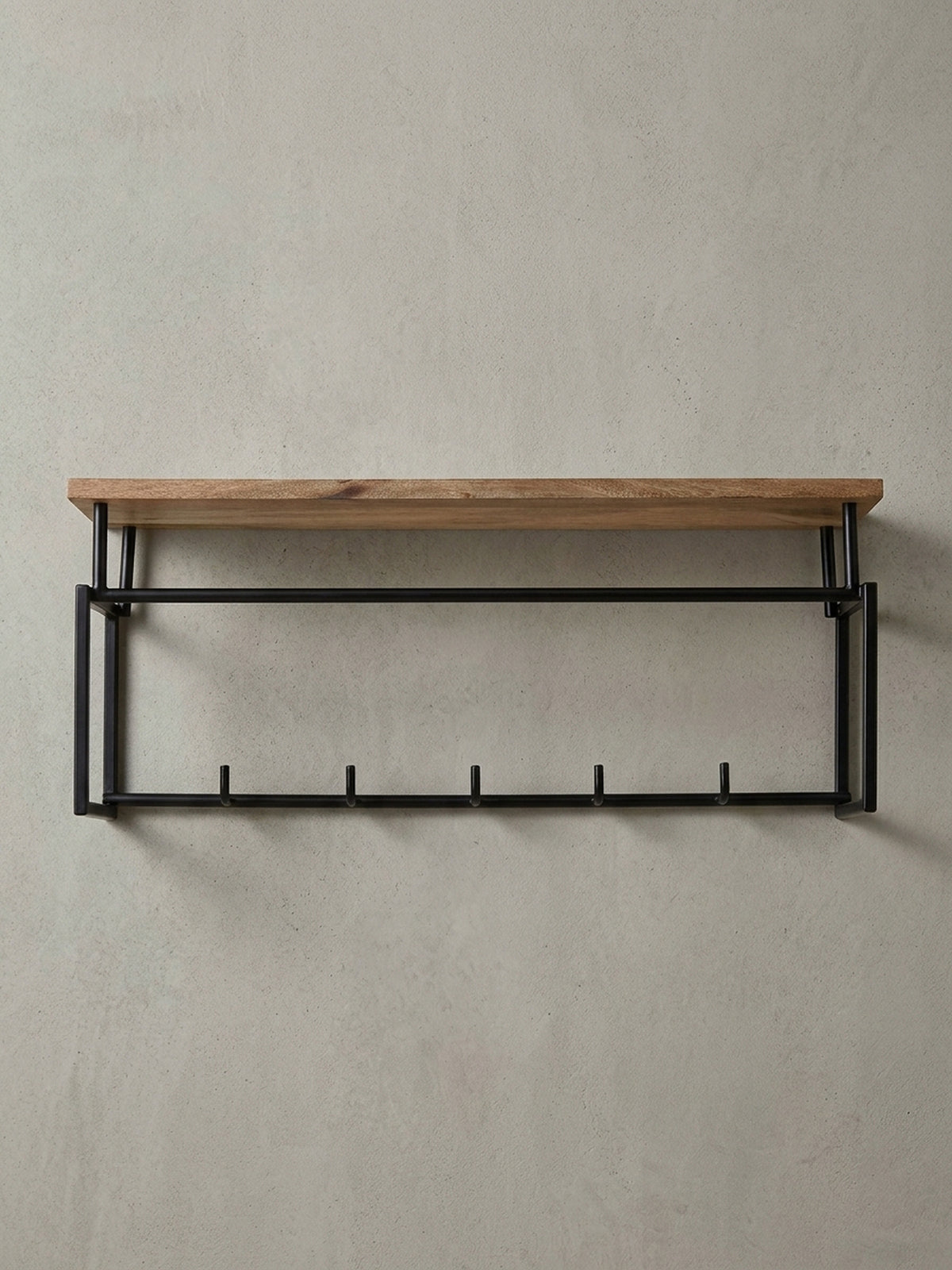Frontansicht der Wandgarderobe mit Ablage und Hakenleiste aus Holz und Metall, freigestellt auf weißem Hintergrund, zeigt das klare, geometrische Design._