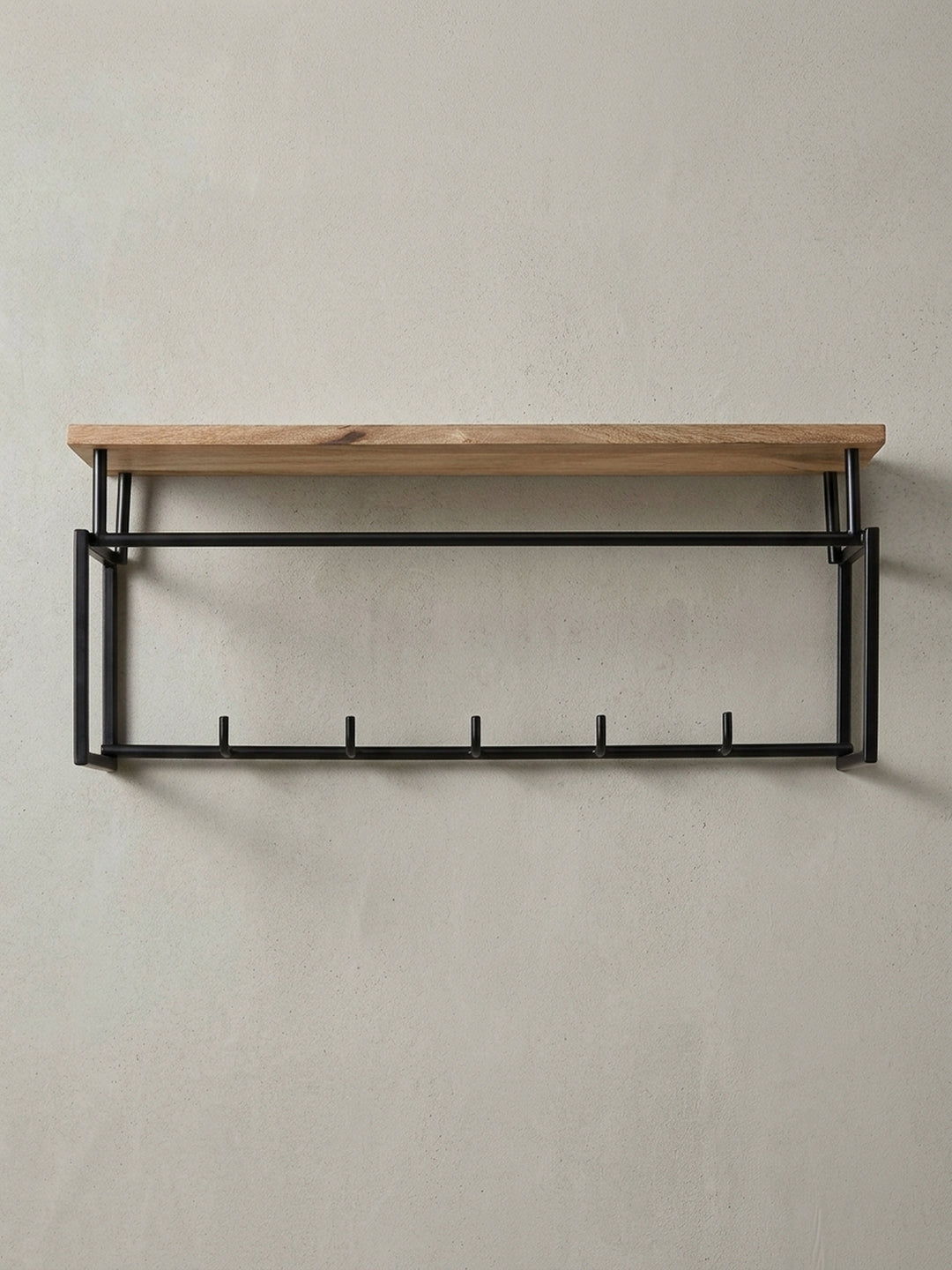 Die industrielle Wandgarderobe in ihrer Gesamtheit, eine funktionale Kombination aus Mango-Holzablage, Kleiderstange und Haken für einen aufgeräumten Eingangsbereich._