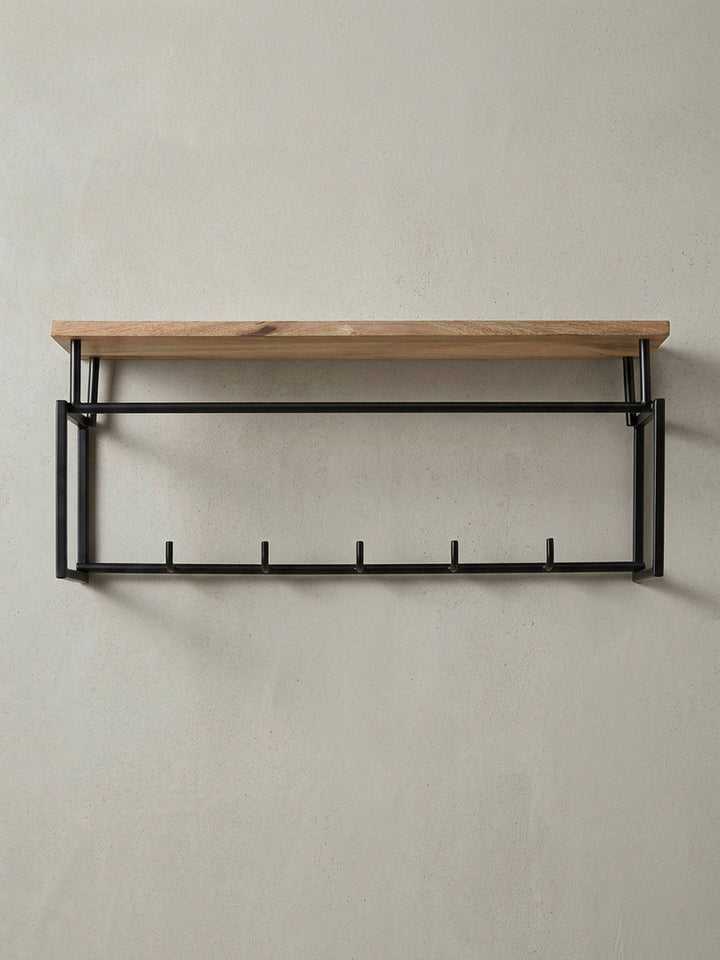 Die industrielle Wandgarderobe in ihrer Gesamtheit, eine funktionale Kombination aus Mango-Holzablage, Kleiderstange und Haken für einen aufgeräumten Eingangsbereich._