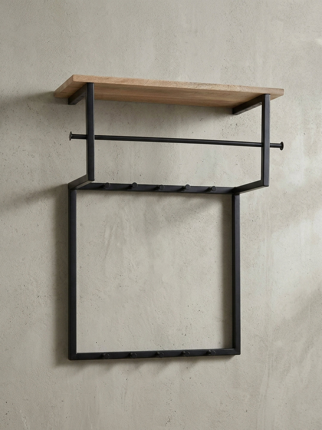 Frontansicht der Wandgarderobe 60x76x26 cm mit Ablage, Kleiderstange und zehn Haken aus schwarzem Metall vor weißem Hintergrund._