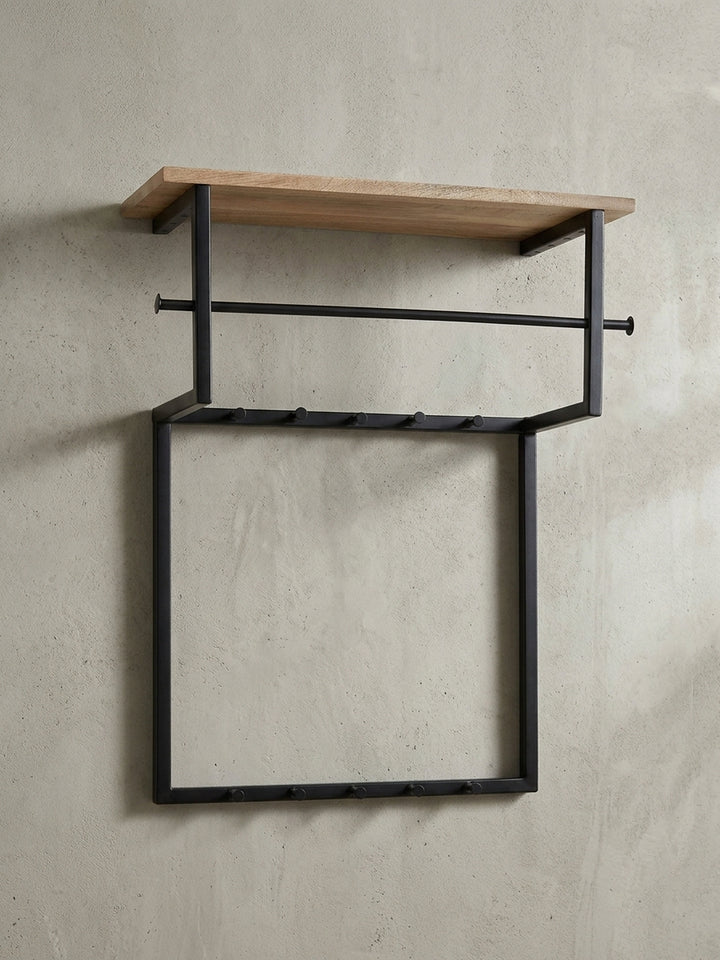 Frontansicht der Wandgarderobe 60x76x26 cm mit Ablage, Kleiderstange und zehn Haken aus schwarzem Metall vor weißem Hintergrund._