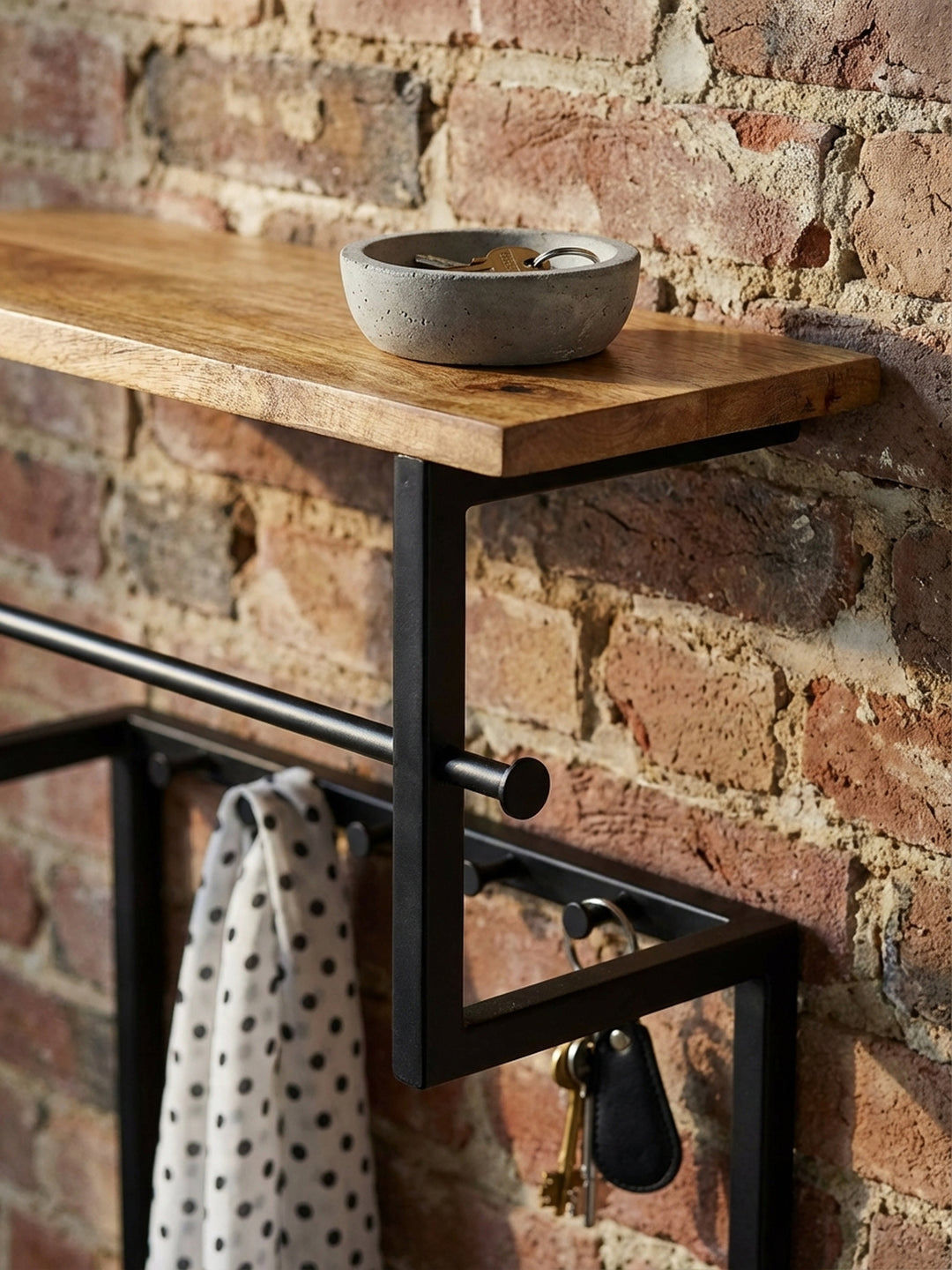 Detailaufnahme der natürlichen Maserung der 60 cm breiten Mango-Massivholz-Ablage der Wandgarderobe mit klarer Lackierung._