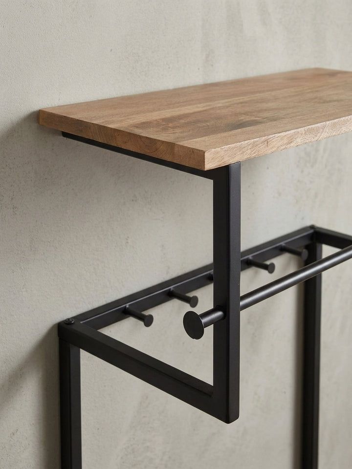 Wandgarderobe im Industrial Design, schräg von unten fotografiert, um die Anordnung der oberen und unteren Hakenleiste zu betonen._