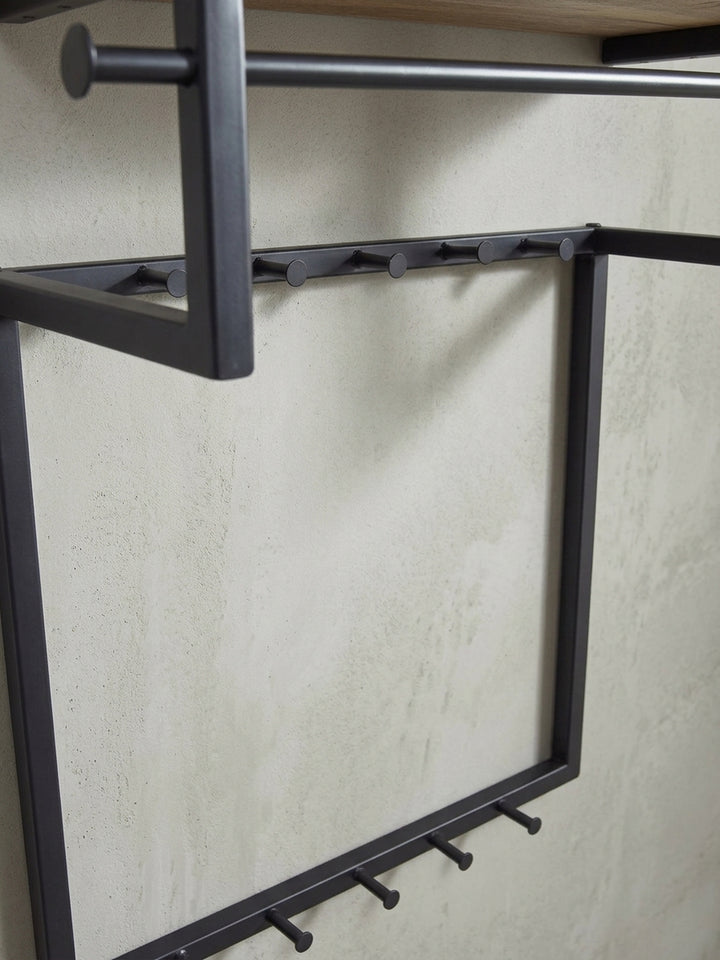 Nahaufnahme eines der robusten Metallhaken und der mattschwarzen Kleiderstange der Design-Wandgarderobe für den Flur._