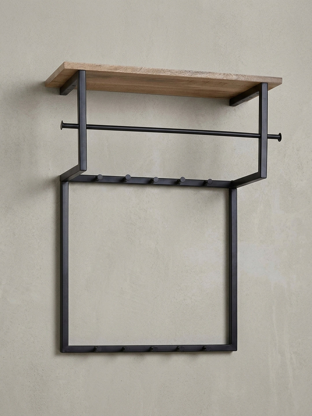 Die komplette Wandgarderobe aus Mango Massivholz und Metall in einer Übersichtsaufnahme, die das harmonische Gesamtbild darstellt._