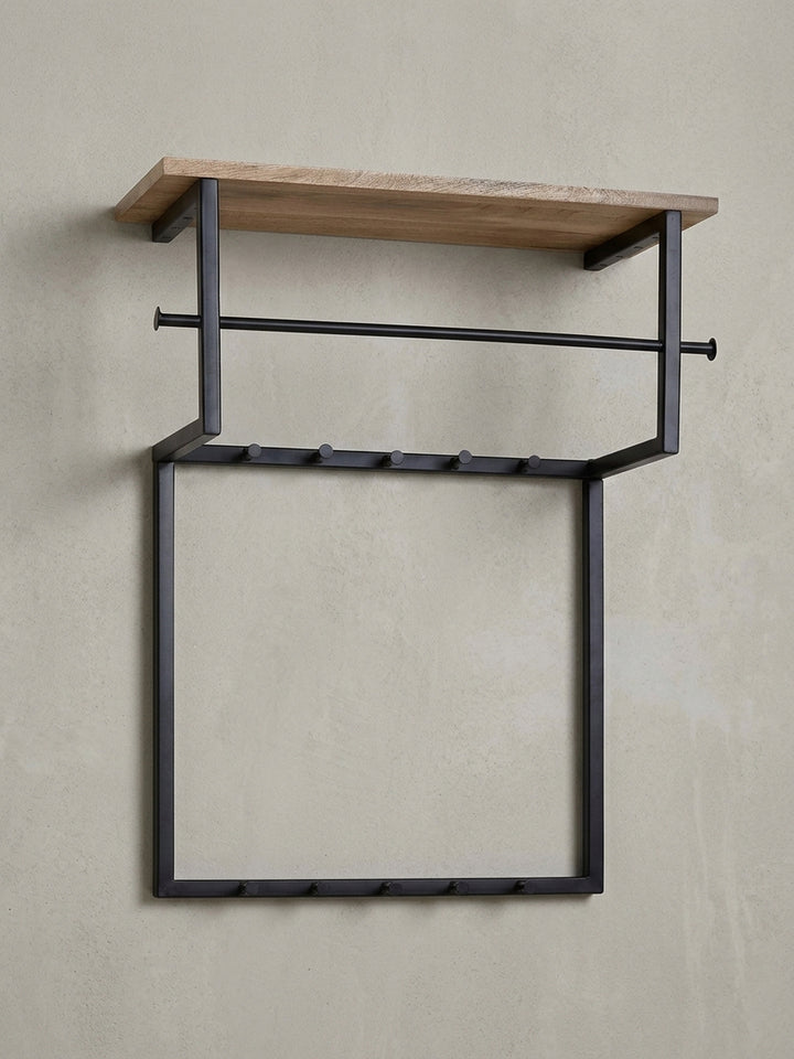 Die komplette Wandgarderobe aus Mango Massivholz und Metall in einer Übersichtsaufnahme, die das harmonische Gesamtbild darstellt._