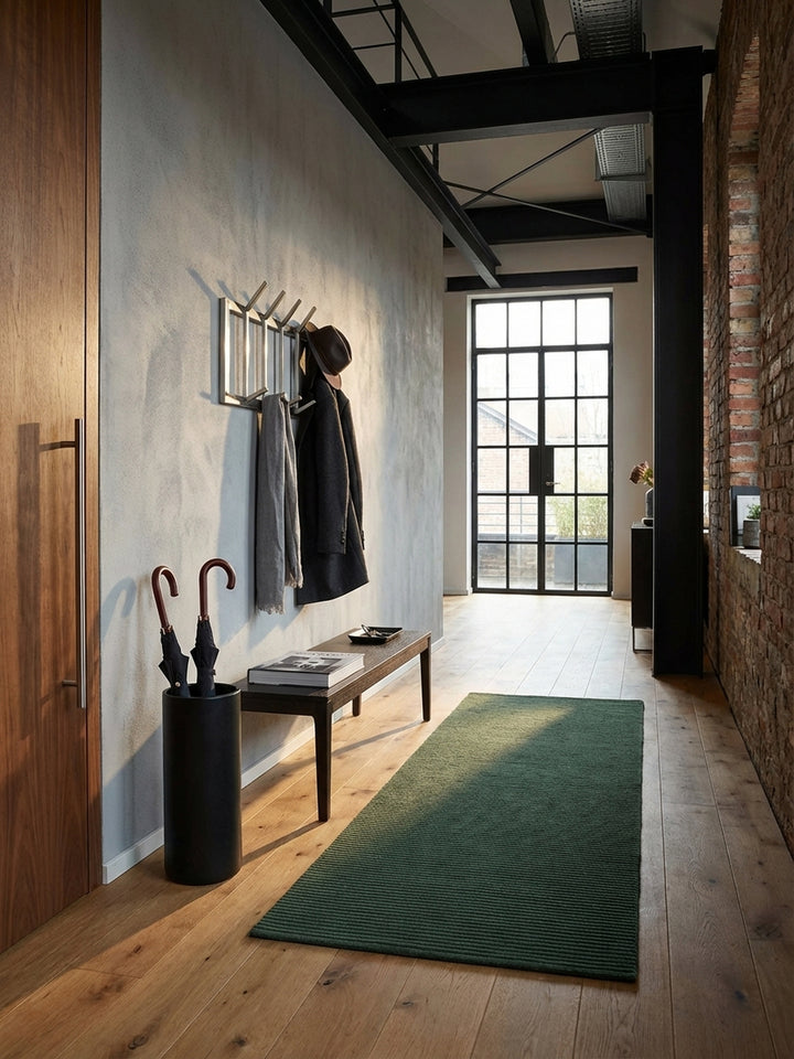 Design-Flurgarderobe 65x30 cm von oben gezeigt, die klare Struktur und Hakenanordnung in einem stilvollen Eingangsbereich demonstriert._