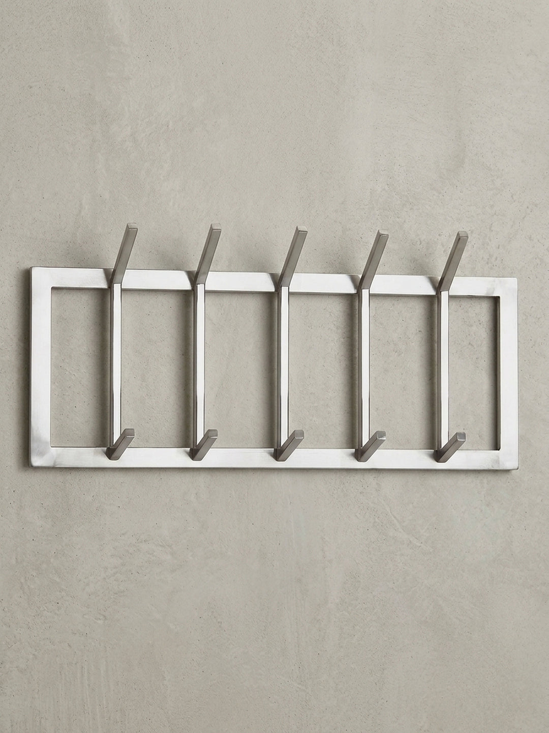 Frontalansicht der Wandgarderobe aus silbernem Stahl, 65 cm breit, mit zehn Haken auf weißem Hintergrund, die das klare, geometrische Design betont._
