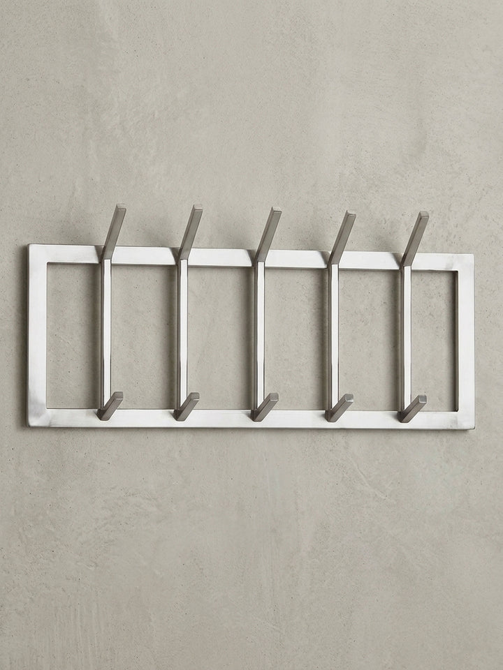 Frontalansicht der Wandgarderobe aus silbernem Stahl, 65 cm breit, mit zehn Haken auf weißem Hintergrund, die das klare, geometrische Design betont._