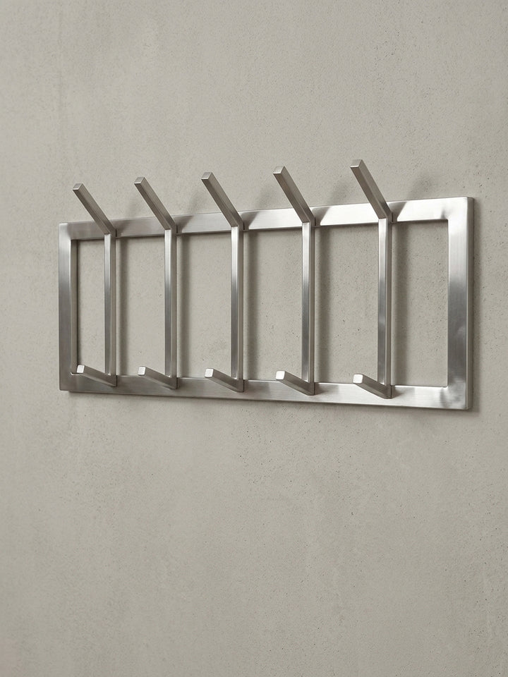 Schräge 3/4-Ansicht der Hakenleiste aus Metall, die die Tiefe von 10 cm und die stabile Konstruktion der Haken für Jacken und Mäntel zeigt._