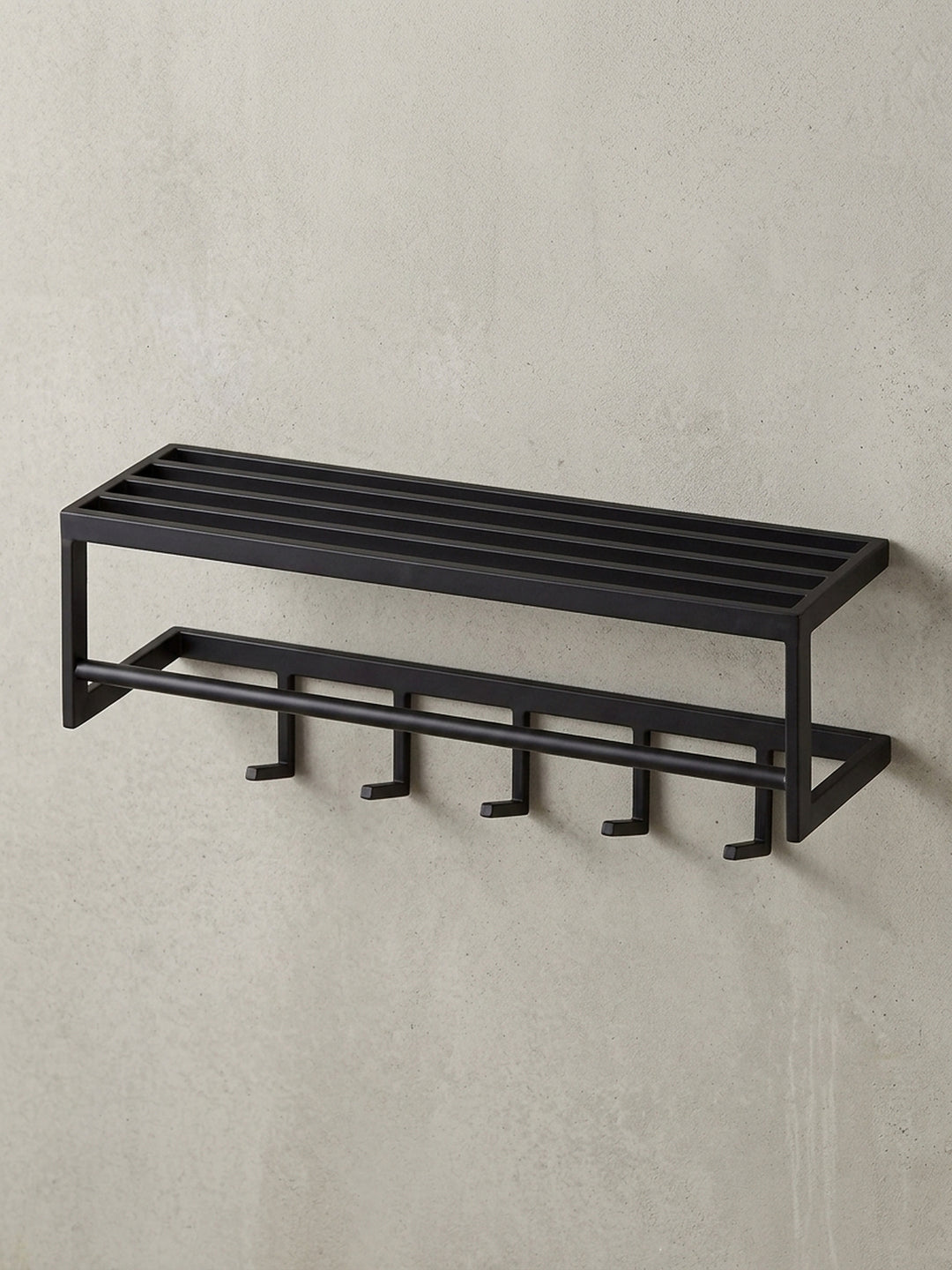 Gesamtüberblick der 70 cm breiten Wandgarderobe aus schwarzem Stahl, die minimalistisches Design und maximale Funktionalität für den Flur vereint._