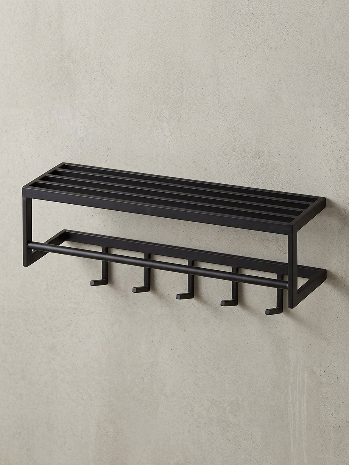 Gesamtüberblick der 70 cm breiten Wandgarderobe aus schwarzem Stahl, die minimalistisches Design und maximale Funktionalität für den Flur vereint._