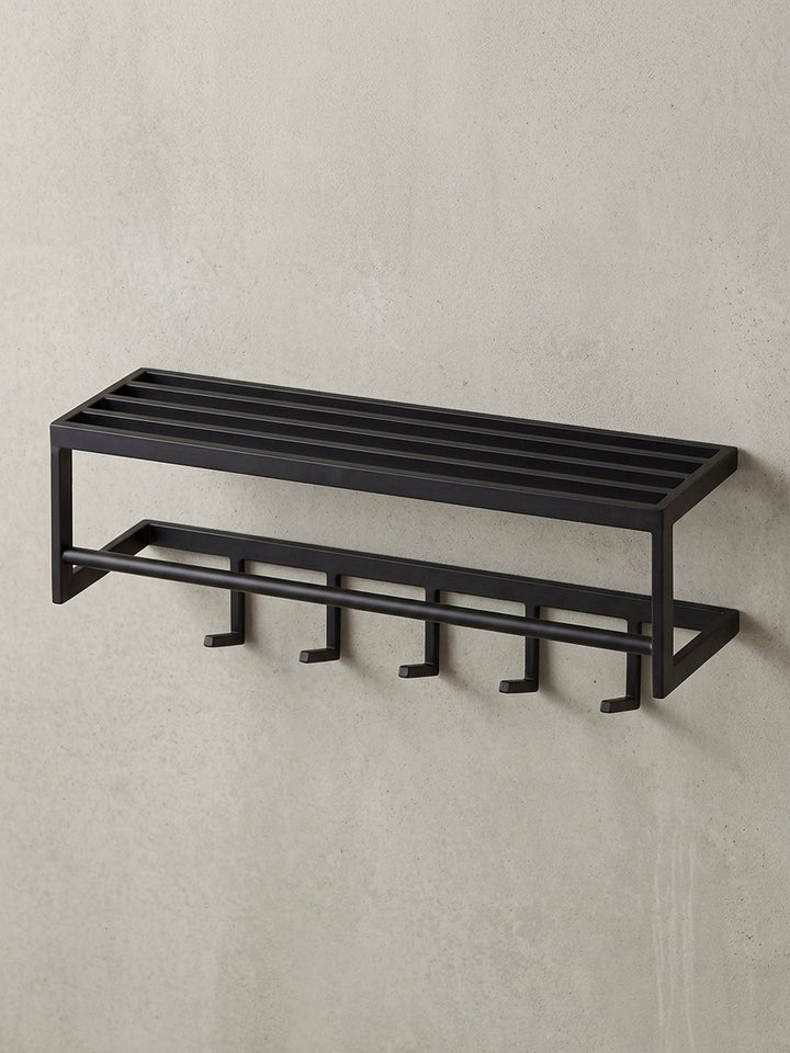 Gesamtüberblick der 70 cm breiten Wandgarderobe aus schwarzem Stahl, die minimalistisches Design und maximale Funktionalität für den Flur vereint._