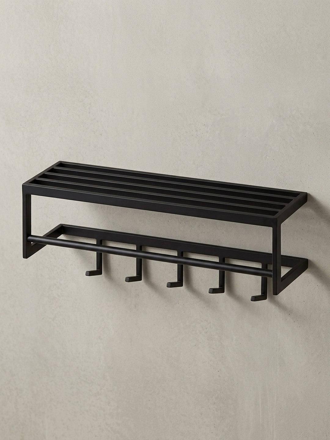 Frontansicht der Wandgarderobe aus Stahl in Schwarz auf weißem Hintergrund, zeigt das klare, geometrische Design mit Hutablage, Stange und fünf Haken._