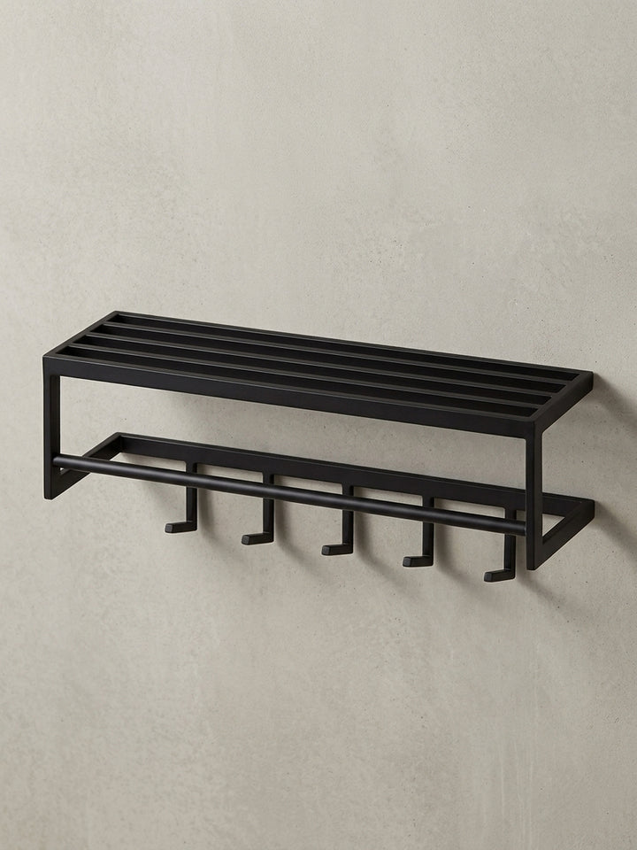 Frontansicht der Wandgarderobe aus Stahl in Schwarz auf weißem Hintergrund, zeigt das klare, geometrische Design mit Hutablage, Stange und fünf Haken._