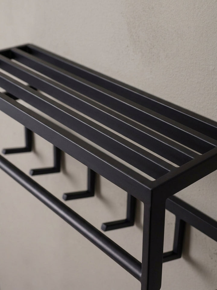 Nahaufnahme eines der fünf stabilen Metallhaken der Garderobe, ideal zum Aufhängen von schweren Jacken, Mänteln oder Handtaschen im Eingang._