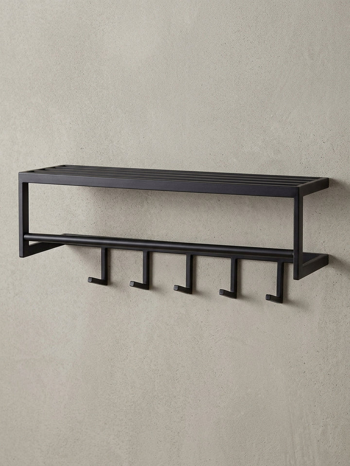 Schrägansicht der schwarzen Design-Hakenleiste aus Metall, die die räumliche Tiefe von 20 cm und die stabile Konstruktion des Wandpaneels verdeutlicht._