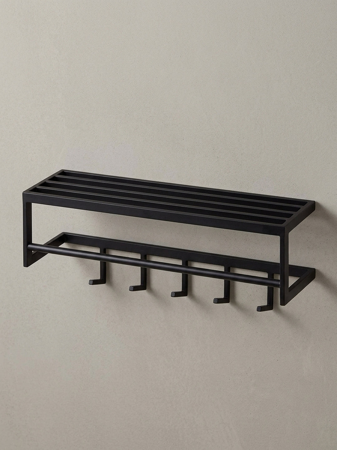 Seitenansicht der schmalen Wandgarderobe, die ihr schlankes 20 cm tiefes Profil zeigt, ideal für platzsparende Organisation im modernen Flur._