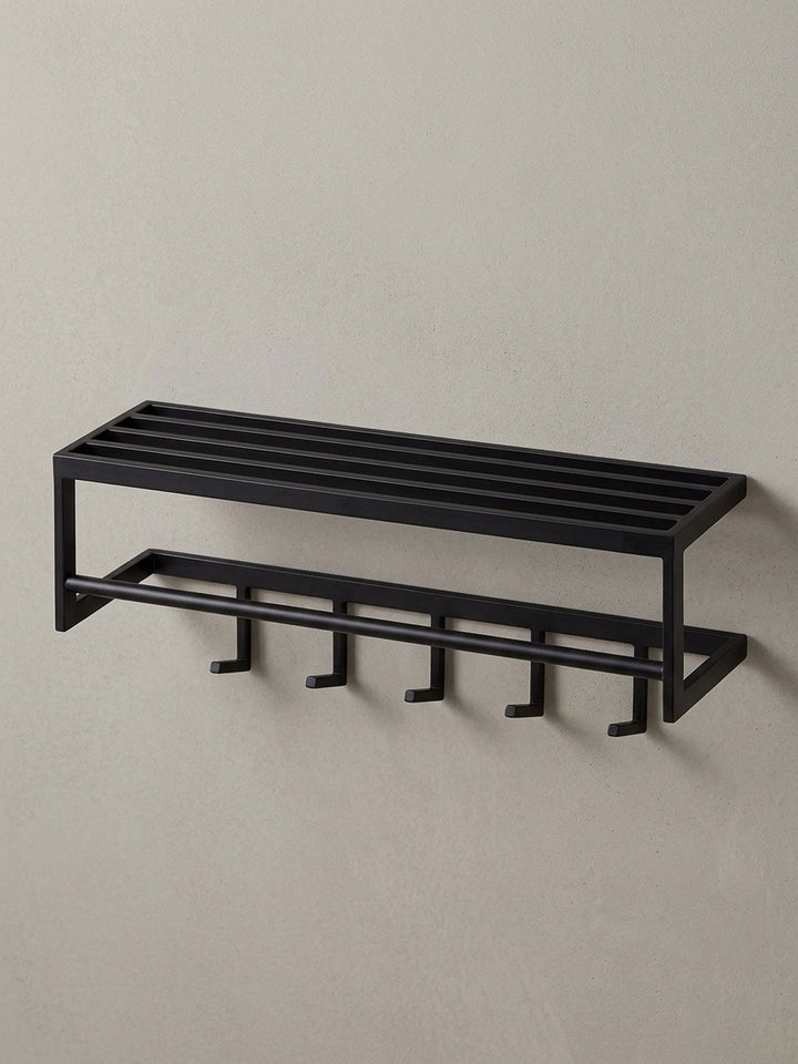 Seitenansicht der schmalen Wandgarderobe, die ihr schlankes 20 cm tiefes Profil zeigt, ideal für platzsparende Organisation im modernen Flur._